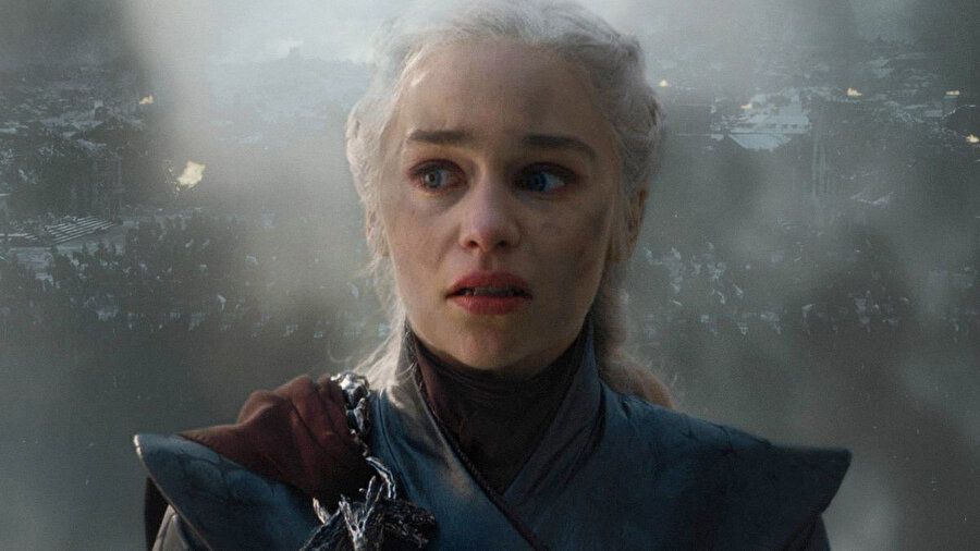 Daenerys, tıpkı babası Rhaegar gibi güce sahip olma arzusu yüzünden 6 sezon boyunca çizdiği 'Zincir Kıran' algısını yerle bir etti.