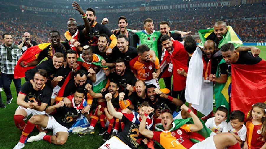 Galatasaraylı oyuncular 22. şampiyonluğun ardından hatıra fotoğrafı çektirdi.
