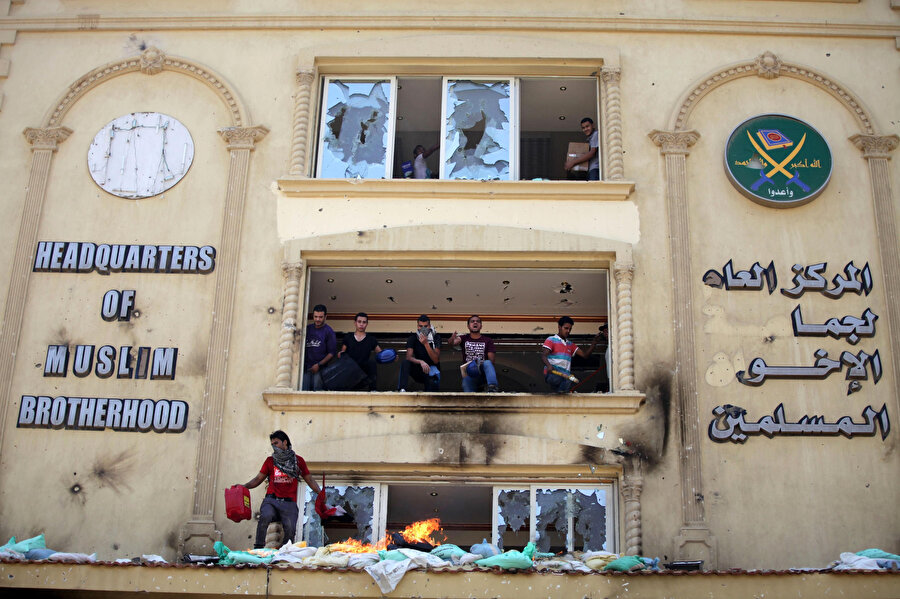 2013 yılında protestocular tarafında istila edilen Müslüman Kardeşler Teşkilatı’nın genel merkezi.