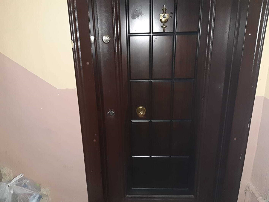 Kapının kilidini kırarak evi soyan hırsızların, kapının kilidini değiştirdiği iddia edildi.