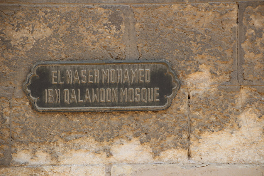 En-Nâsır Muhammed Camii'nin isim tabelası.