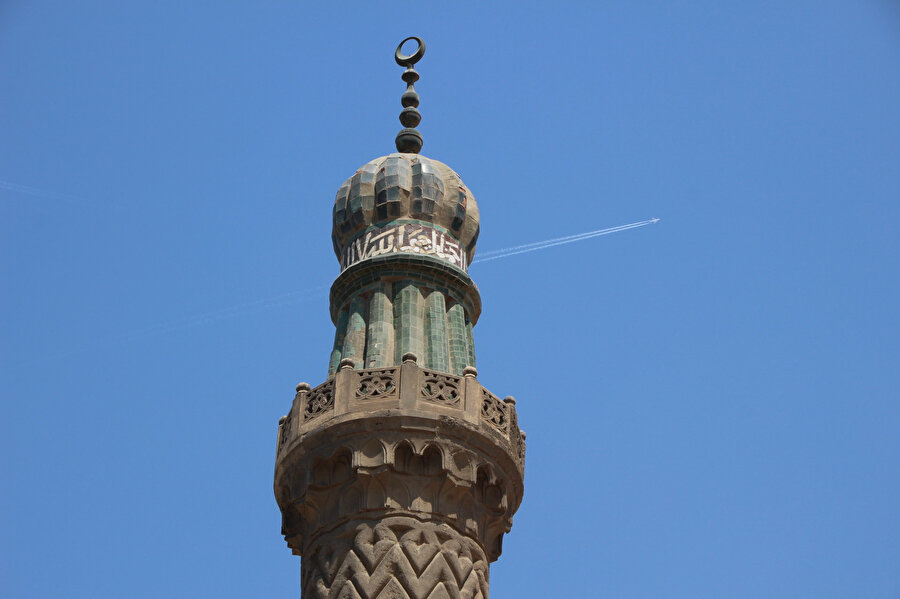 Minaredeki İran çinilerinin Mısır’da bir benzeri daha yoktur.