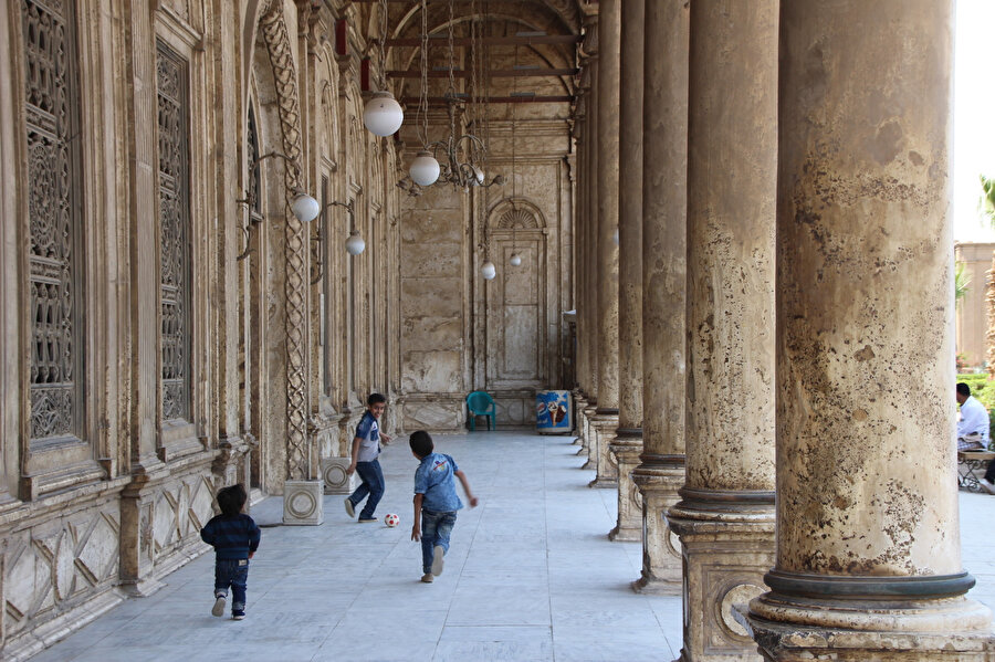 Mehmed Ali Camii'nin etrafında top oynayan çocuklar.