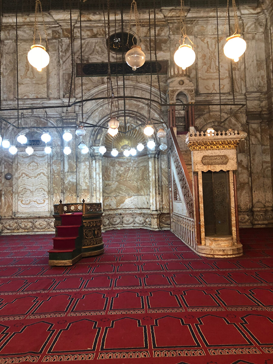 Mehmed Ali Camii, süslemeleriyle barok ve rokoko gibi Batılı üslupların tercih edildiği önemli bir örnek durumundadır.