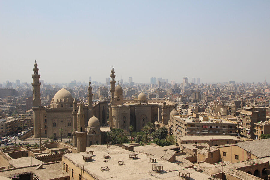 Kale burçlarından muhteşem Kahire manzarası. Ön planda ise Sultan Hasan(sol) ve Rıfai(sağ) camileri bulunmakta.