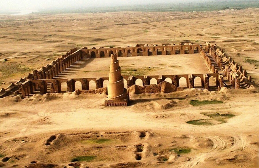 Samarra Ulu Camii, bugün Irak’ın başkenti Bağdat’a yaklaşık 100 km uzaklıkta bulunan Samarra şehrindedir.