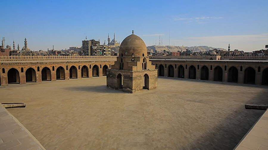 Tolunoğlu Ahmed Camii'nin geniş avlusu.