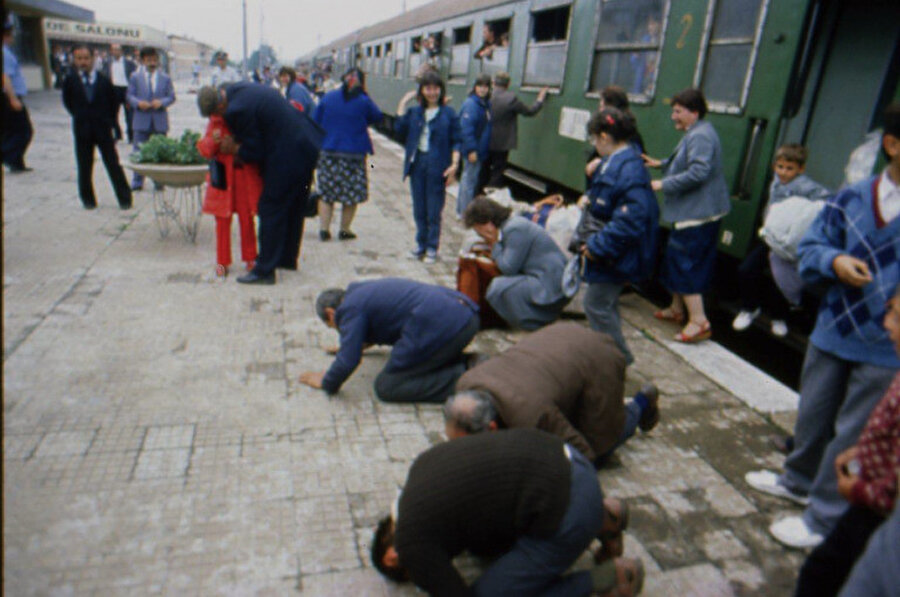 1989’da Bulgaristan’dan zorunlu göçe tabi olan Türkler, Türkiye'ye ulaştıklarında toprağı öperken.