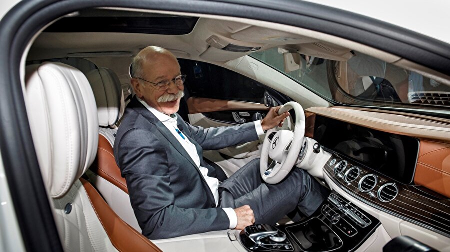 Mercedes Benz CEO'su Dieter Zetsche, sempatik tavırları ve ılımlı yaklaşımlarıyla tanınıyor. Tahminimize göre Zetsche, BMW'nin reklam filmine de tebessümle yaklaşacaktır. :)