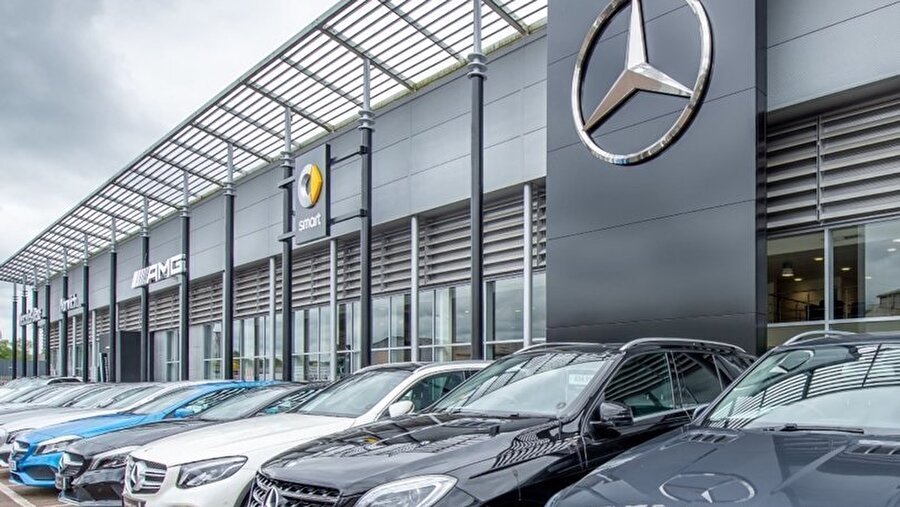 Mercedes Benz'in12 yıllık CEO'su Dieter Zetsche'nin görevinden ayrılması ile İsveç kökenli Ola Källenius, Mercedes-Benz'in yeni CEO'su olarak göreve başlayacak. Källenius, şirketin 130 yıllık tarihinde Alman olmayan ilk CEO konumunda. 