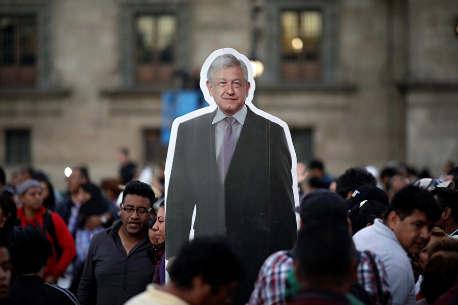 Meksika Devlet Başkanı Andres Manuel Lopez Obrador'un bir portresi görünüyor.