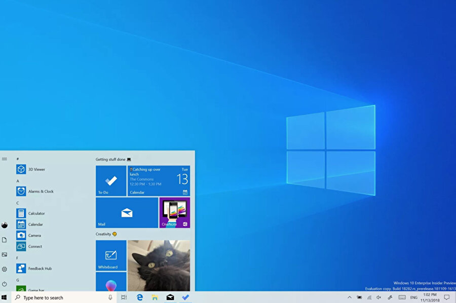 Windows 10'da görsel anlamdaki en büyük değişiklik Light Mode. Böylece karanlık modda tamamen pencere ve uygulama arayüzlerinin yerine işletim sistemi açık renklerde kullanılabiliyor. 