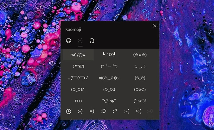 Kaomoji sayesinde kullanıcılar birbirlerine bilgisayar üzerinden emojiye benzer fakat yalnızca özel şekiller ve harflerle oluşturulmuş ifadeler gönderebiliyorlar. 