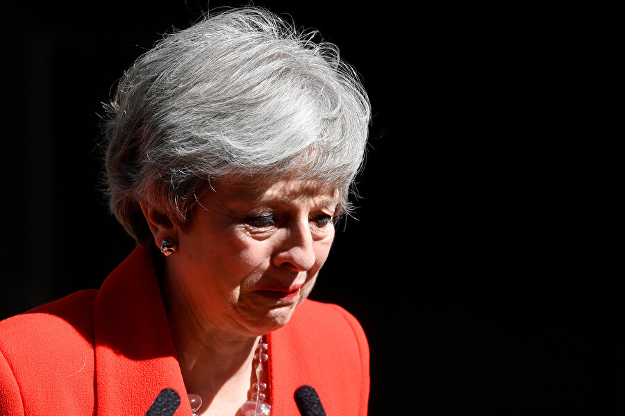 Theresa May Başbakanlık konutu '10 Numara' önünde yaptığı açıklama sırasında gözyaşlarına hakim olamadı.