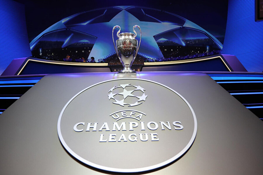 UEFA Şampiyonlar Ligi kupası, kura çekiminden önce görücüye çıkıyor.
