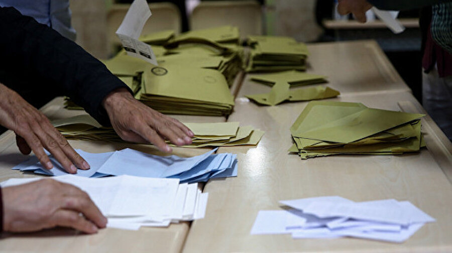 Oy döküm sayım işlemleri sırasında çekilen bir fotoğraf.