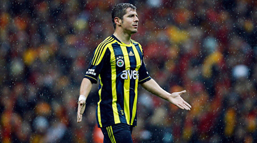 Emre Belözoğlu yağmur altında oynanan maçta hakeme itiraz ediyor.