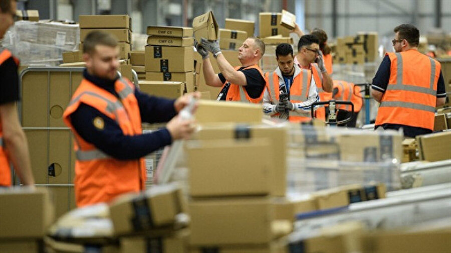 Amazon çalışanları artan siparişleri yetiştirebilmek için şirket depolarında ‘yoğun ve ‘zorlu’ mesai saatleri geçirmek zorunda. Şirket de bu zorunluluğu daha makul ve kolay hale getirmek zorunda olduğunu fark ederek ‘oynayarak çalış’ sistemini hayata geçirdi.