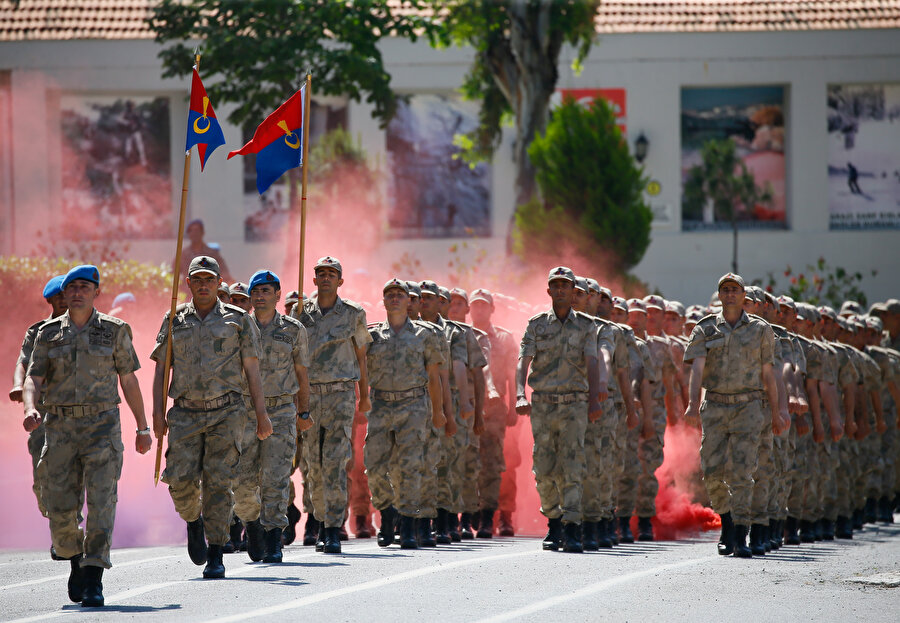 Foça Jandarma Komando Okulu ve Eğitim Merkez Komutanlığında eğitimleri devam eden 375'inci dönem asteğmen adayları, düzenlenen törende yemin etti.