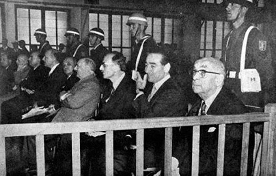 Adnan Menderes, Yassıada'da yargılandı. (oturanlar sağdan ikinci)