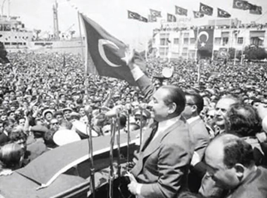 Adnan Menderes, İzmir mitinginde konuşurken. 