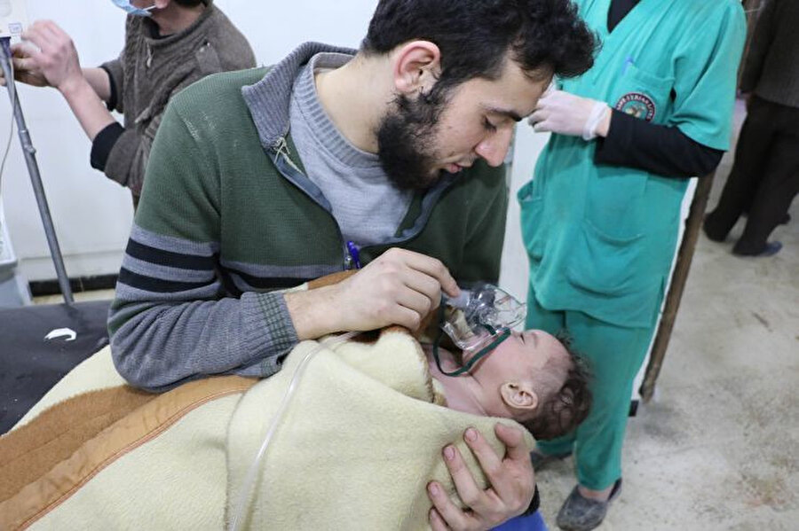 Esed rejiminin Şam, Doğu Ghouta'ya düzenlediği kimyasal saldırı sonrası gazdan etkilenen bir bebek tıbbi tedavi alıyor. 07 Mart 2018.