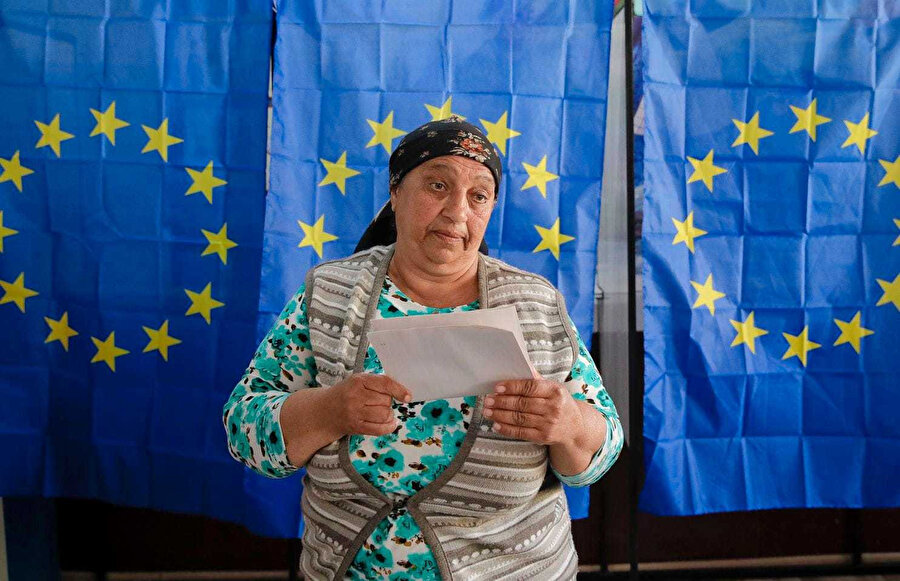 Romanya'da Avrupa Parlamentosu seçimleri için oy kullanan bir seçmen. 