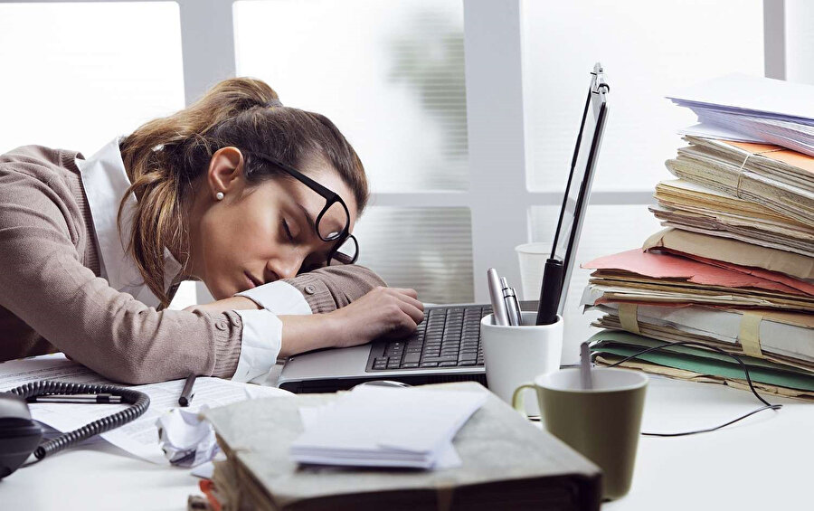 Uzmanlar Tükenmişlik Sendromunun en yayın sebeplerinden birisi olarak stresi ve yoğun çalışma saatlerini gösteriyor.