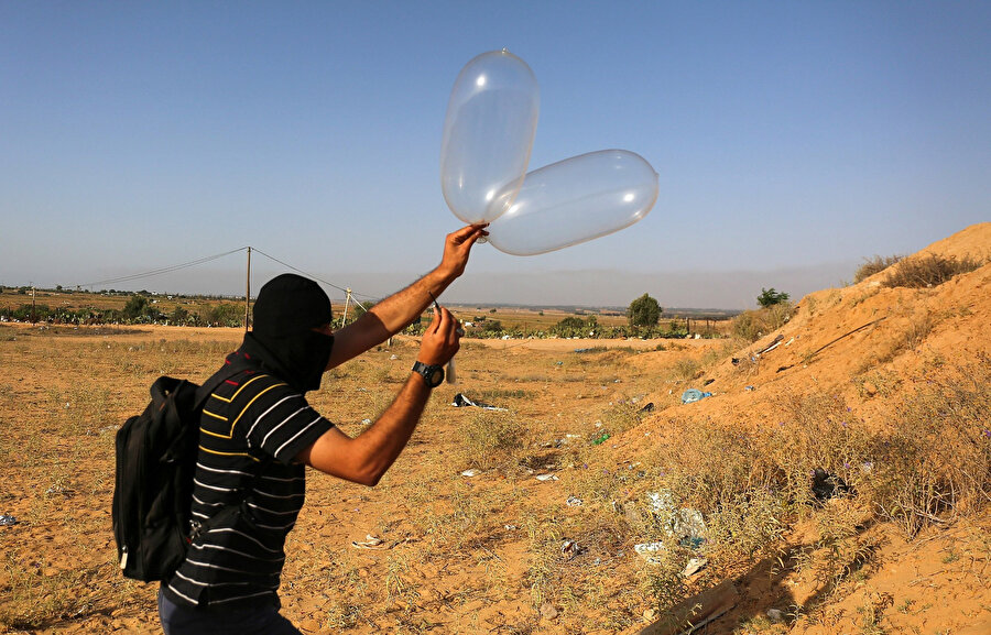 Yahudi yerleşim birimlerine yanıcı balon gönderen bir Filistinli.
