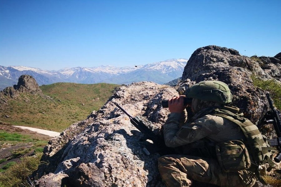 Saat 20.00'yi gösterdiğinde ise kara harekatı için düğmeye basıldı. Özel eğitimli komandolar, helikopterle belirlenen güvenli alanlara indirildi.