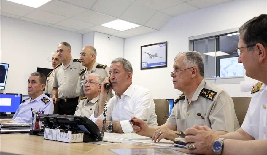 Milli Savunma Bakanı Hulusi Akar, gece boyunca Silahlı Kuvvetler Komuta ve Harekat Merkezi'nden, Genelkurmay Başkanı Orgeneral Yaşar Güler ve kuvvet komutanlarıyla birlikte harekatı sevk ve idare etti.