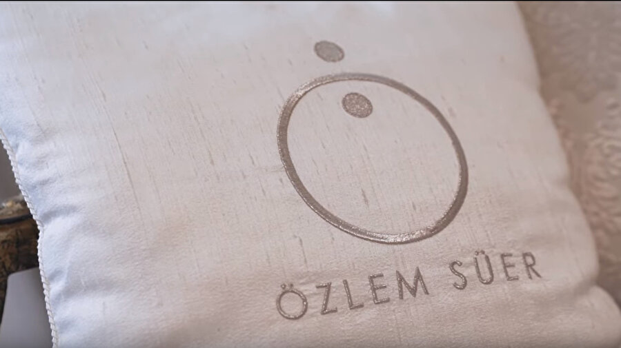 Enes Batur'un evlilik videosunda yer alan giyim markasının ismi 'Özlem Süer'.