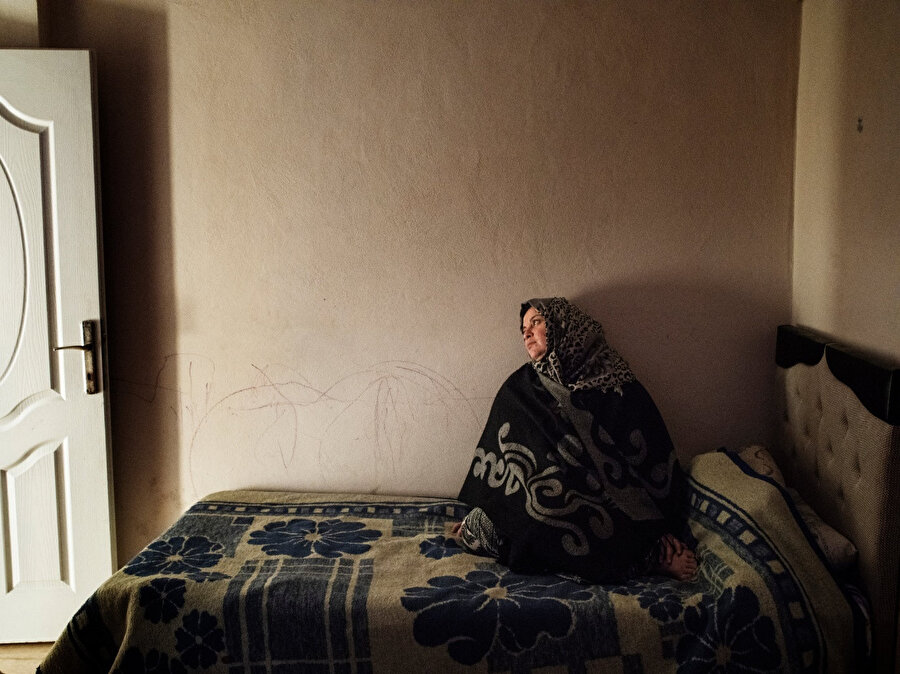 Hamalı 5 çocuk annesi Meryem Halef hapishanede gözaltında tutulduğu 1 aylık sürede defalarca tecavüze uğradığını belirtiyor. (Görsel: Laura Boushnak, New York Times için.)