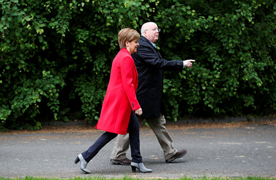 İskoçya Başbakanı Nicola Sturgeon, eşiyle birlikte yürüyüş yapıyor. 