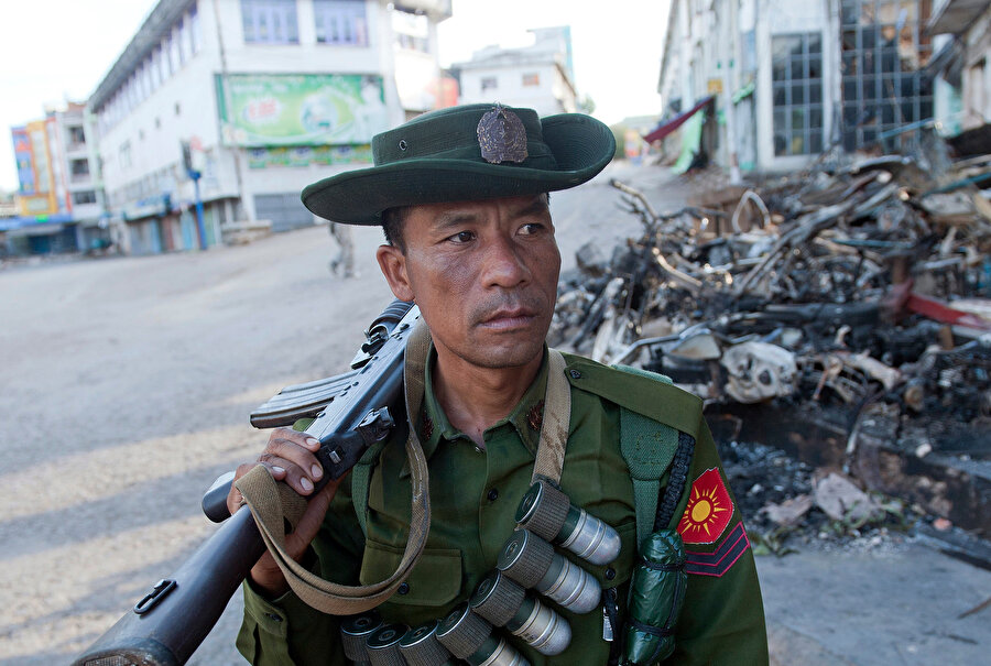 "Tatmadaw" olarak da bilinen Myanmar ordusu mensubu bir asker.