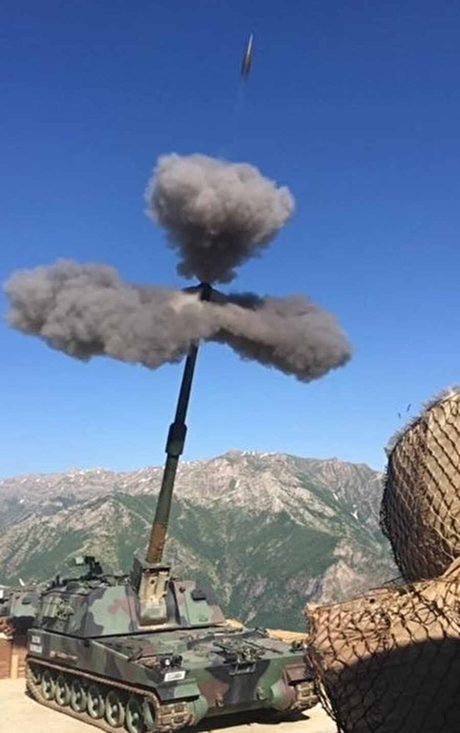 Hakurk vadisinde bulunan terör örgütü PKK hedeflerine karşı başlatılan Pençe Harekatı sürüyor.