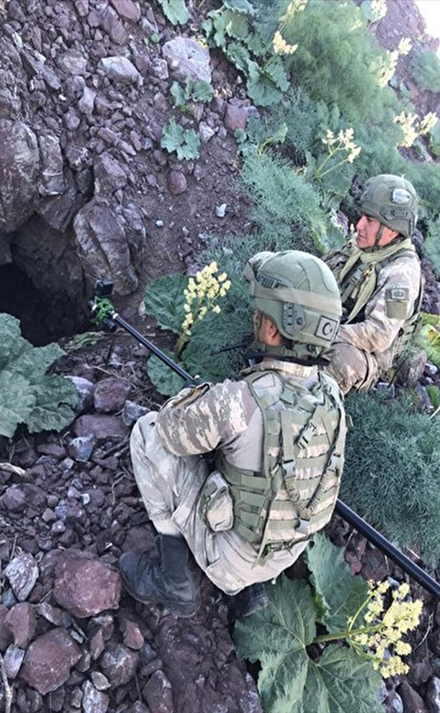 Terör örgütüne ait olduğu belirlenen mağaralardaki malzemeler imha ediliyor.