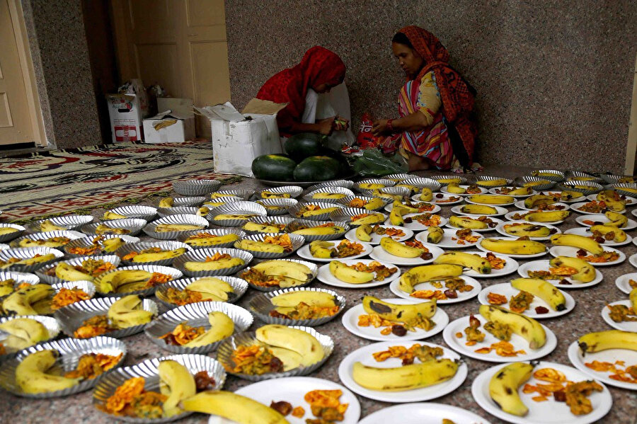 Hintli Müslümanlar, Rajasthan eyaletine bağlı Ajmer'deki Sufi aziz Khwaja Moinuddin Chishtiargah dergahında iftar hazırlıyor.