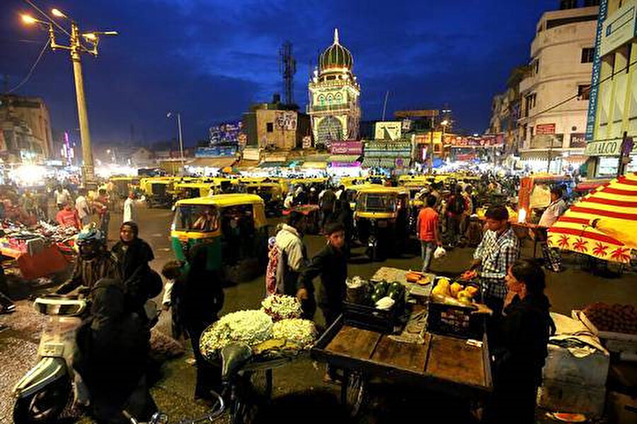 Ramazan'da Hindistan'ın Bangalore şehrindeki Russel pazarı, arka planda E-Khadriya mescidi görülüyor.