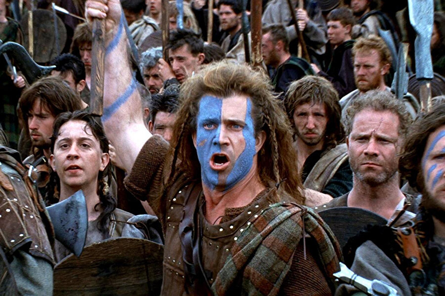 İskoçların bağımsızlık mücadelesinin önemli figürlerinden William Wallace'ı Cesur Yürek filminde Mel Gibson canlandırmış, film gişe rekorları kırmıştı.