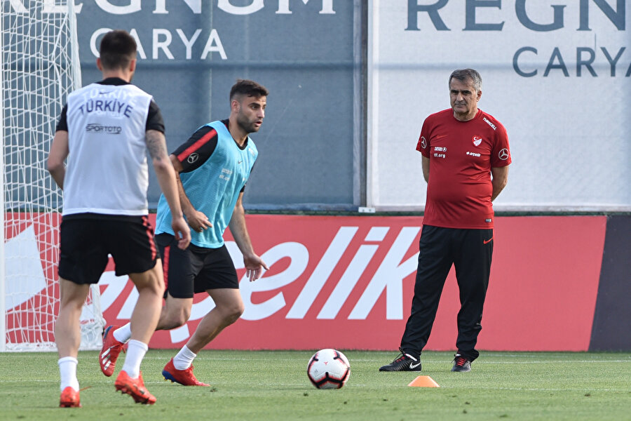 Şenol Güneş idmanda öğrencilerini izliyor.