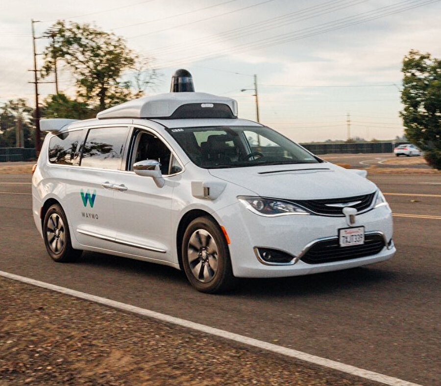 Waymo'nun test araçlarına yerleştirilen LIDAR, kamera ve diğer sensörler çevreyi en ince ayrıntısına kadar test ederek topladığı verileri sürücüsüz otomobillerin yollardaki durumu hakkında kullanıyor. 