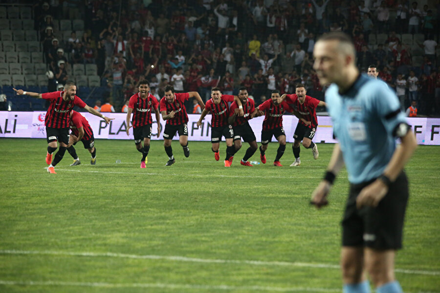 Gazişehir Gaziantep forması giyen oyuncular son penaltının ardından kutlamaya başlıyor.