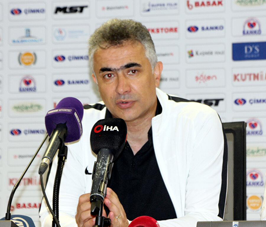 Mehmet Altıparmak basın toplantısında değerlendirmelerde bulunuyor.