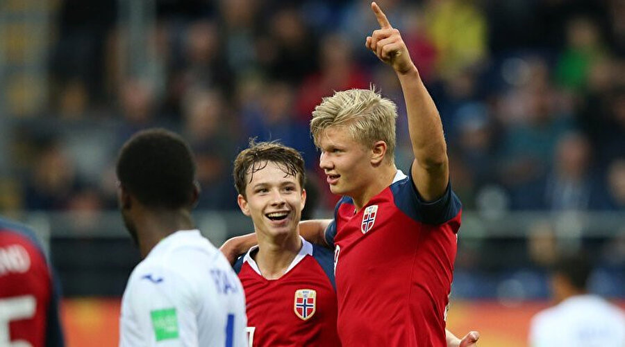 Erling Haland gol sevincini takım arkadaşıyla paylaşıyor.
