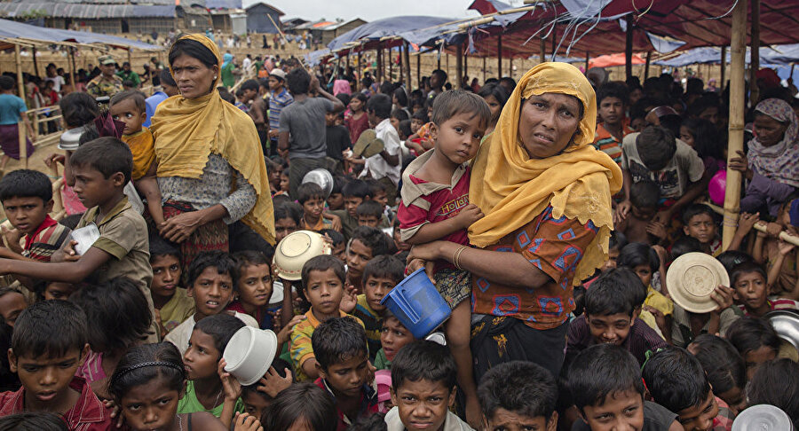 Bangladeş'teki kamplarda kadın ve çocuklara dağıtılacak yardım malzemeleri için bekleyen Arakanlı Müslümanlar.