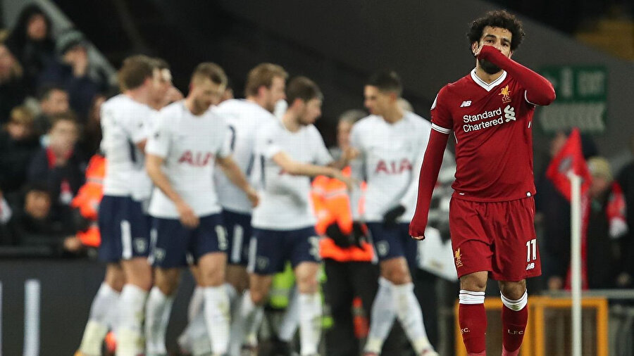 Muhammed Salah, Tottenham karşısında yenilen golün ardından üzülüyor.