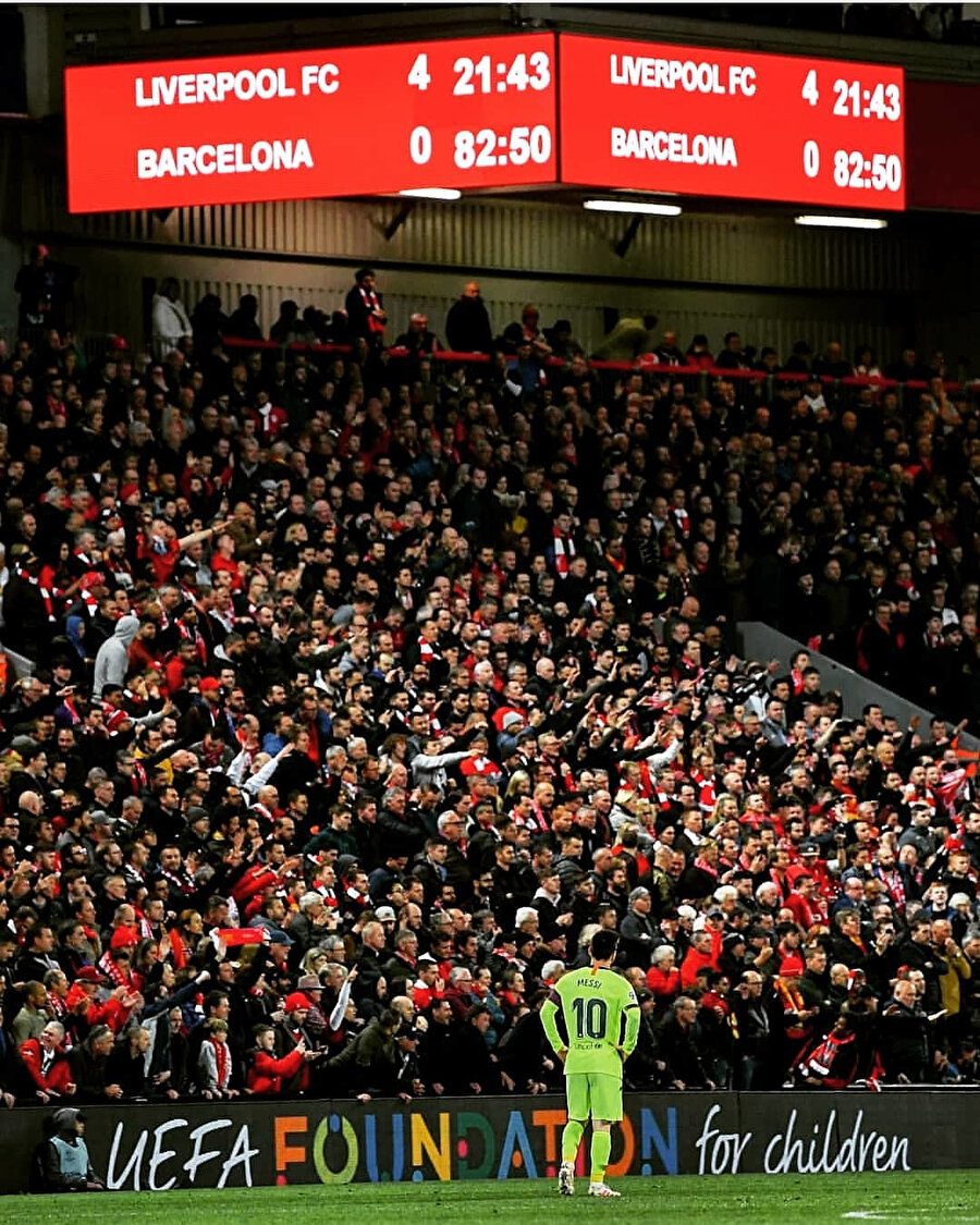 Lionel Messi, Liverpool maçında skorborda bakıyor.