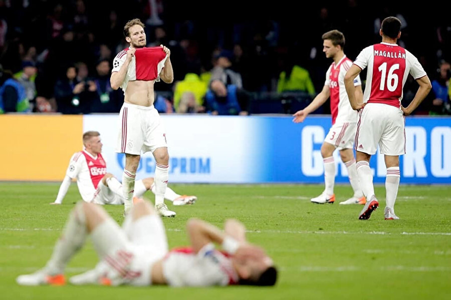 Ajax forması giyen oyuncuların yarı finalde son dakikada yıkıldığı an.
