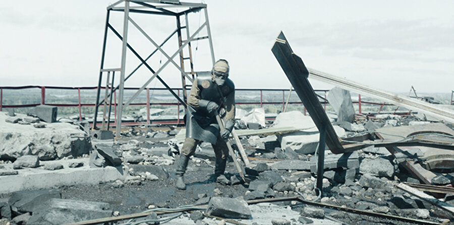 Çernobil Nükleer Santrali'ni temizlemeye çalışan bir asker. 